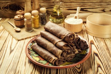 Çikolatalı krep, Kahvaltı, aperatifler yığını. Krep Day.Stack kefir (ayran) çikolata krep, krep lor ve kuru üzüm, gıda fotoğraf ile. Kahvaltı bütün aile için. Kopya alanı ile