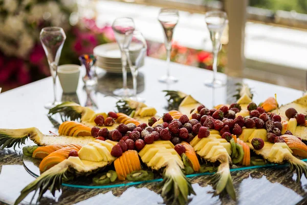 Fruit on a plate, strawberry, grapes, orange, pineapple. Buffet, Catering — Stock Photo, Image