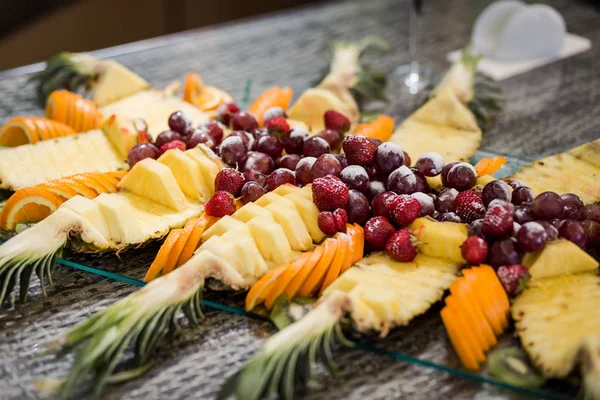 Fruit on a plate, strawberry, grapes, orange, pineapple. Buffet, Catering — Stock Photo, Image