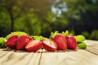 sepet, çilek sepeti, ahşap masa, çilek, çilek, çilek doğal arka plan, meyve kavramı, taze çilek ile sepet çilek Çilek