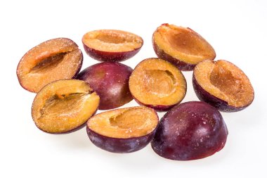 Donmuş Erik çukur olmadan. Makro organik Erik, dondurulmuş, bir avuç dolusu tatlı, tatlı donmuş Erik Erik, kış vitaminler yarısı beyaz arka plan üzerinde hızlı dondurulmuş, sağlıklı food.frozen izole