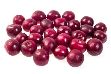 Kiraz, donmuş. Makro, organik kiraz, tatlı, avuç dondurulmuş lezzetli dondurulmuş vişne beyaz zemin üzerine, hızlı-dondurulmuş, sağlıklı gıda izole. Kış vitaminler
