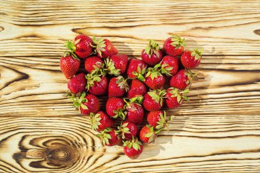sepet, çilek sepeti, ahşap masa, çilek, çilek, çilek doğal arka plan, meyve kavramı, taze çilek ile sepet çilek Çilek