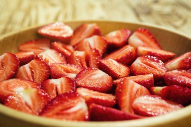 kesme çilek, çilek bir kesim, sepet içinde çilek, çilek ahşap masa, çilek, çilek, çilek doğal arka plan, meyve kavramı, taze çilek ile sepeti