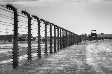 Auschwitz, Polonya - 11 Temmuz 2017.Barracks ve dikenli tel (Polonya) Auschwitz toplama kampında. Müze Auschwitz - Birkenau.Barbed telle bir toplama kampı.