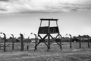 Auschwitz, Polonya - 11 Temmuz 2017.Barracks ve dikenli tel (Polonya) Auschwitz toplama kampında. Müze Auschwitz - Birkenau.Barbed telle bir toplama kampı.