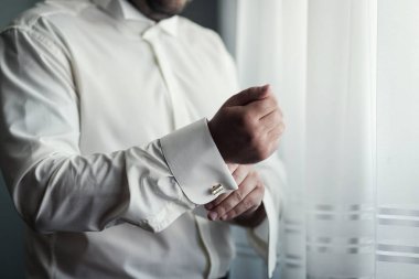 İşadamı elbise gömlek. Pencere elbise kol düğmeleri içinde Beyaz tişörtlü adam. Politikacı, adamın tarzı, işadamı kadar düğmelerini onun gömlek, erkek eller closeup, Amerikan, Avrupa iş adamı