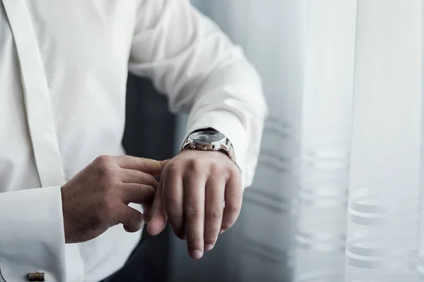 Businessman clock clothes, businessman checking time on his wristwatch. men's hand with a watch, watch on a man's hand, the fees of the groom, preparation for work, putting the clock on the hand, fasten clock watch time, man's style — Stock Photo, Image