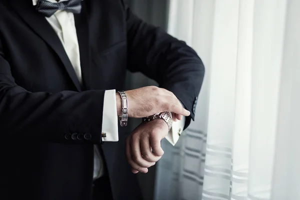 Affärsman bär en jacka. Mannens stil, manliga händer närbild, politiker, amerikanska, Europeiska affärsman, business, mode och kläder koncept — Stockfoto