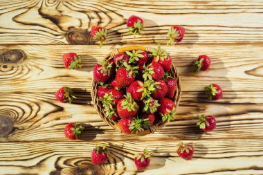 sepet, çilek sepeti, ahşap masa, çilek, çilek, çilek doğal arka plan, meyve kavramı, taze çilek ile sepet çilek Çilek