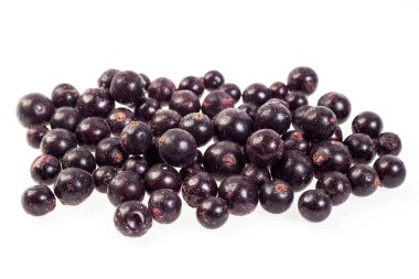 Siyah frenk üzümü, donmuş. Makro, organik Siyah frenk üzümü, bir avuç beyaz arka plan, arka plan siyah Frenk üzümü, hızlı dondurulmuş böğürtlen, sağlıklı gıda üzerinde izole tatlı, tatlı donmuş Siyah frenk üzümü dondurulmuş.