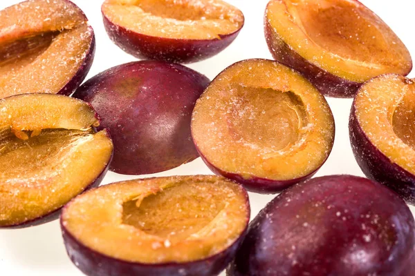 Donmuş Erik çukur olmadan. Makro organik Erik, dondurulmuş, bir avuç dolusu tatlı, tatlı donmuş Erik Erik, kış vitaminler yarısı beyaz arka plan üzerinde hızlı dondurulmuş, sağlıklı food.frozen izole