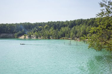Bir arka plan mavi gökyüzü, güzel göl, güzel turkuaz Gölü, Vinnitsa Gölü Açık Turkuaz su ile bir ormandaki göl