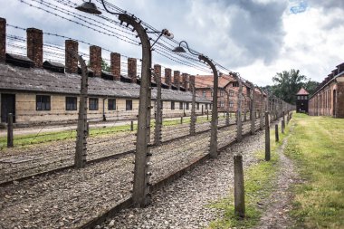 Auschwitz, Polonya - 11 Temmuz 2017.Barracks ve dikenli tel (Polonya) Auschwitz toplama kampında. Müze Auschwitz - Birkenau.Barbed telle bir toplama kampı.