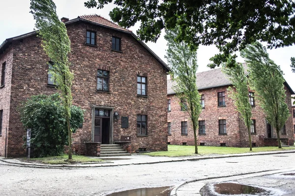 AUSCHWITZ, POLONIA - 11 de julio de 2017.Parte del campo de concentración de Auschwitz, cuarteles en un campo de concentración en Auschwitz (Polonia) .Museo Auschwitz - Birkenau . —  Fotos de Stock