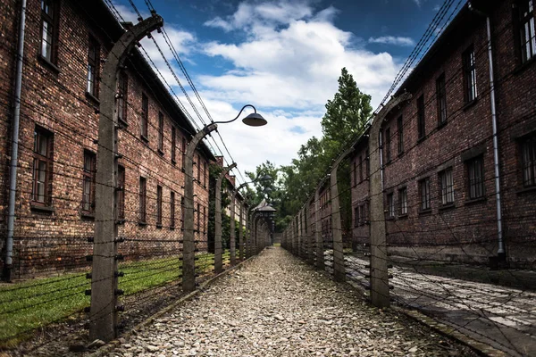 AUSCHWITZ, POLONIA - 11 luglio 2017.Caserma e filo spinato in un campo di concentramento ad Auschwitz (Polonia) .Museo Auschwitz - Birkenau.Filo spinato attorno ad un campo di concentramento . — Foto Stock