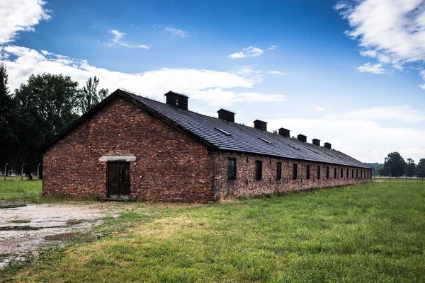 AUSCHWITZ, POLONIA - 11 de julio de 2017.Parte del campo de concentración de Auschwitz, cuarteles en un campo de concentración en Auschwitz (Polonia) .Museo Auschwitz - Birkenau . —  Fotos de Stock