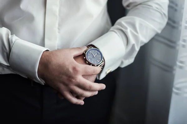 Roupas de homem de negócios, homem de negócios a verificar o tempo no relógio de pulso. mão dos homens com um relógio, relógio na mão de um homem, as taxas do noivo, preparação para o trabalho, colocando o relógio na mão, tempo de relógio de fixação relógio, estilo do homem — Fotografia de Stock