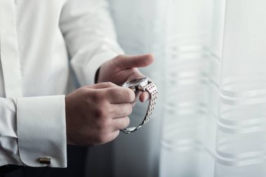 işadamı saat giysiler, kol zamanında kontrol işadamı. Erkekler el saatle bir erkek eli, damat, iş için hazırlık yandan saat koyarak ücretlerinin nöbette tutturmak saat seyretmek zaman, adamın tarzı