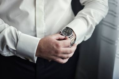 işadamı saat giysiler, kol zamanında kontrol işadamı. Erkekler el saatle bir erkek eli, damat, iş için hazırlık yandan saat koyarak ücretlerinin nöbette tutturmak saat seyretmek zaman, adamın tarzı