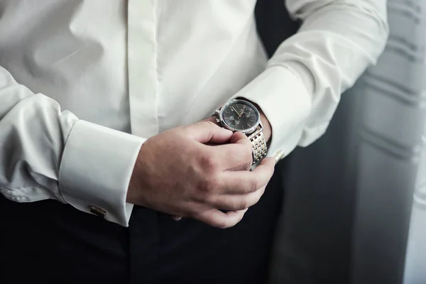 Geschäftsmannskleidung, Geschäftsmann, der die Zeit auf seiner Armbanduhr kontrolliert. Herrenzeiger mit Armbanduhr, Herrenzeiger mit Armbanduhr, Honorare des Bräutigams, Vorbereitung auf die Arbeit, Aufsetzen der Uhr auf den Zeiger, Uhrzeit befestigen, Herrenstil — Stockfoto