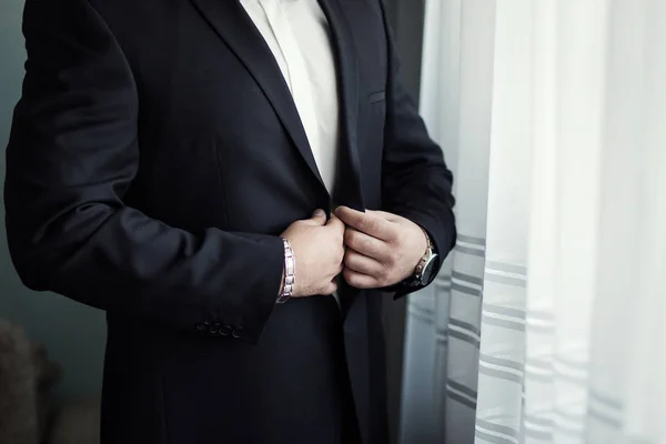 El hombre de negocios lleva una chaqueta. Político, estilo del hombre, primer plano de las manos masculinas, americano, empresario europeo, concepto de negocio, moda y ropa — Foto de Stock