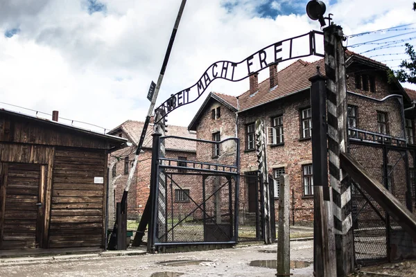 Auschwitz, Polen - 11 juli 2017; Museum Auschwitz - Holocaust Memorial Museum. De hoofdingang van het concentratiekamp Auschwitz met de inscriptie werk maakt je vrij. — Stockfoto