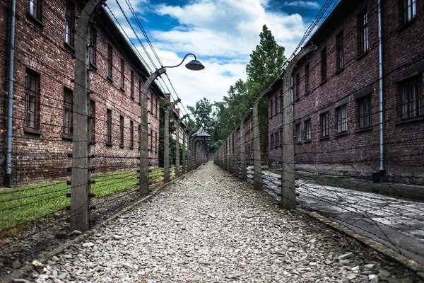 AUSCHWITZ, POLOGNE - 11 juillet 2017.Casernes et barbelés dans un camp de concentration à Auschwitz (Pologne) .Musée Auschwitz - Birkenau.Barbelés autour d'un camp de concentration . — Photo