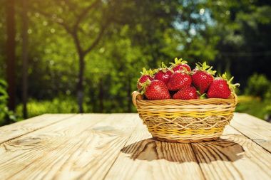 sepet, çilek sepeti, ahşap masa, çilek, çilek, çilek doğal arka plan, meyve kavramı, taze çilek ile sepet çilek Çilek
