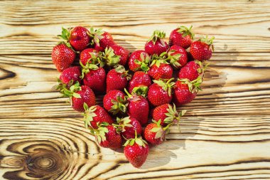 sepet, çilek sepeti, ahşap masa, çilek, çilek, çilek doğal arka plan, meyve kavramı, taze çilek ile sepet çilek Çilek