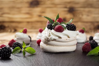 Çikolata. Lezzetli tatlı büfesi kekler. Tatlı tatil büfesi kekler ve diğer tatlılar. Tatlılar, şekerler, tatlı, iyi ki doğdun kavramı içeren tablo