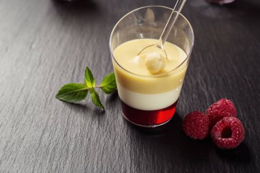 Çikolata. Lezzetli tatlı büfesi kekler. Tatlı tatil büfesi kekler ve diğer tatlılar. Tatlılar, şekerler, tatlı, iyi ki doğdun kavramı içeren tablo