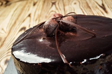 Şeker, çikolata kek kesilmiş parça ve gri arka plan, portre, karanlık çikolatalı kek, lezzetli vejetaryen çikolatalı kek, lezzetli çikolatalı kek ahşap arka plan üzerinde bıçak ile çikolatalı kek