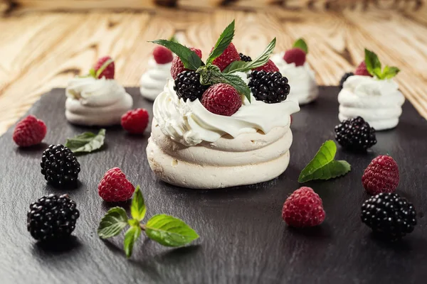 Çikolata. Lezzetli tatlı büfesi kekler. Tatlı tatil büfesi kekler ve diğer tatlılar. Tatlılar, şekerler, tatlı, iyi ki doğdun kavramı içeren tablo