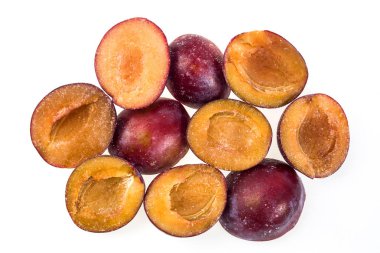 Donmuş Erik çukur olmadan. Makro organik Erik, dondurulmuş, bir avuç dolusu tatlı, tatlı donmuş Erik Erik, kış vitaminler yarısı beyaz arka plan üzerinde hızlı dondurulmuş, sağlıklı food.frozen izole