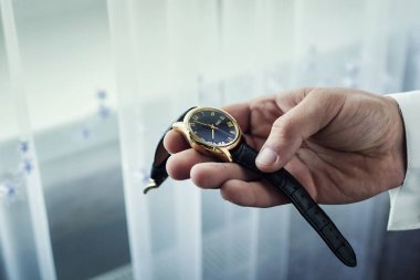 işadamı saat giysiler, kol zamanında kontrol işadamı. Erkekler el saatle bir erkek eli, damat, iş için hazırlık yandan saat koyarak ücretlerinin nöbette tutturmak saat seyretmek zaman, adamın tarzı