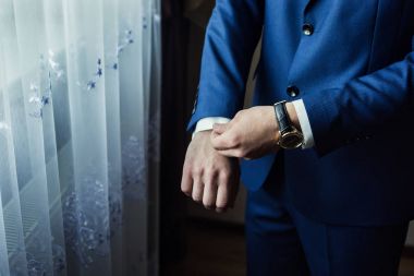 İşadamı bir ceket giyer. Politikacı, adamın tarzı, erkek eller closeup, Amerikan, Avrupa iş adamı, iş, moda ve giyim kavramı