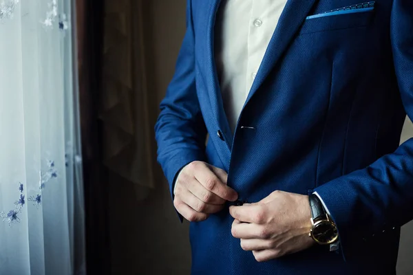 Empresario lleva una chaqueta, manos masculinas primer plano, novio preparándose en la mañana antes de la ceremonia de boda — Foto de Stock