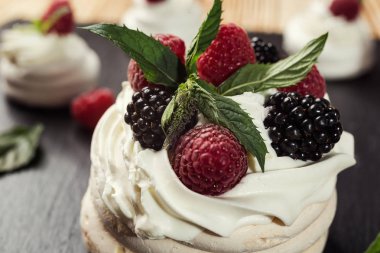 çikolata lezzetli tatlı büfesi kekler tarafından dekore edilmiş ve 