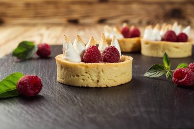 çikolata lezzetli tatlı büfesi kekler tarafından dekore edilmiş ve 