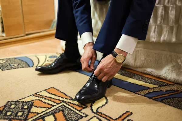 Homem de negócios roupas sapatos, homem se preparando para o trabalho, manhã do noivo antes da cerimônia de casamento — Fotografia de Stock