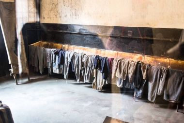 Auschwitz, Polonya - 11 Temmuz 2017.Barracks ve dikenli tel Müzesi'nde bir konsantrasyon kampında 