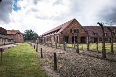 Auschwitz, Polonya - 11 Temmuz 2017.Barracks ve dikenli tel Müzesi'nde bir konsantrasyon kampında 