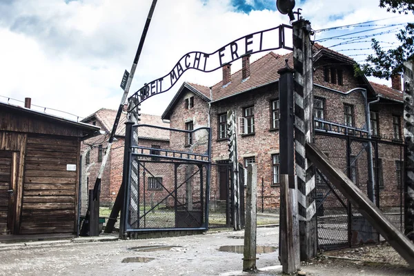 Auschwitz, Polen - 11 juli 2017; De hoofdingang van het concentratiekamp Auschwitz met de inscriptie werk maakt je vrij. — Stockfoto