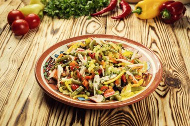 bir tabakta sebze karışımı salata