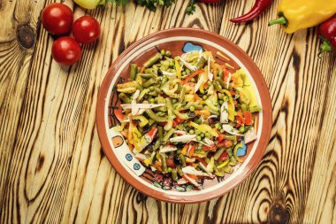 bir tabakta sebze karışımı salata