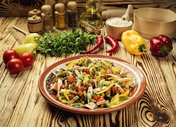 Insalata con mescolanza di verdure su un piatto — Foto Stock