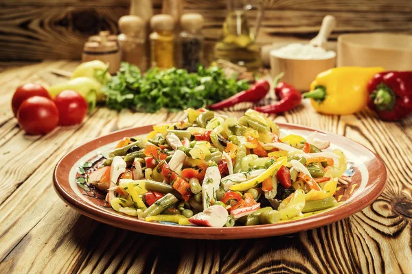 Insalata con mescolanza di verdure su un piatto — Foto Stock