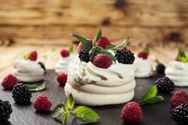 çikolata lezzetli tatlı büfesi kekler tarafından dekore edilmiş ve 