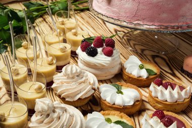 çikolata lezzetli tatlı büfesi kekler tarafından dekore edilmiş ve 